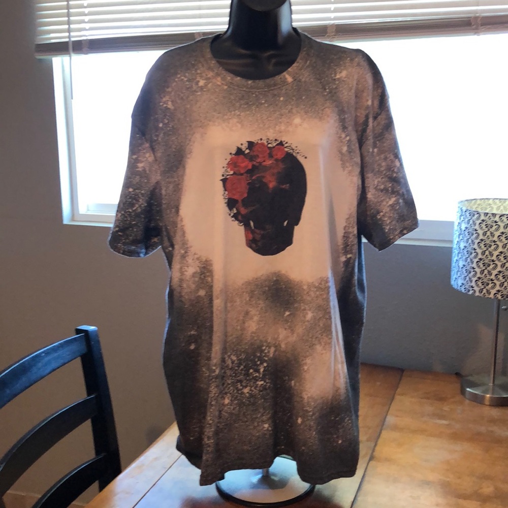 Bleached T – black skull and roses